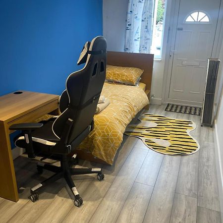 One Bedroom In Spacious Bungalow, Free Parking & Private Entrance เอดินบะระ ภายนอก รูปภาพ