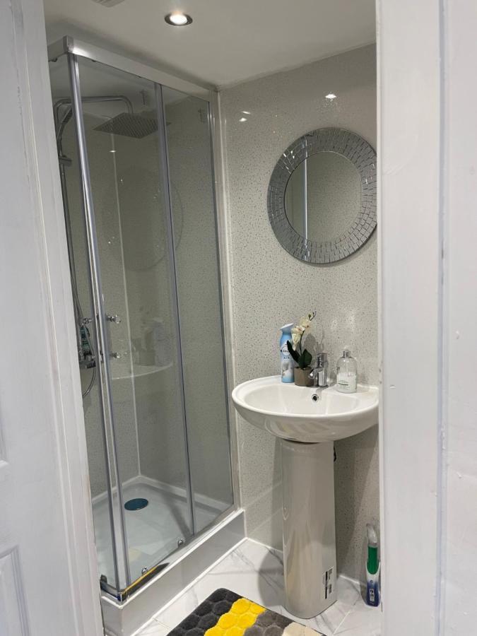 One Bedroom In Spacious Bungalow, Free Parking & Private Entrance เอดินบะระ ภายนอก รูปภาพ