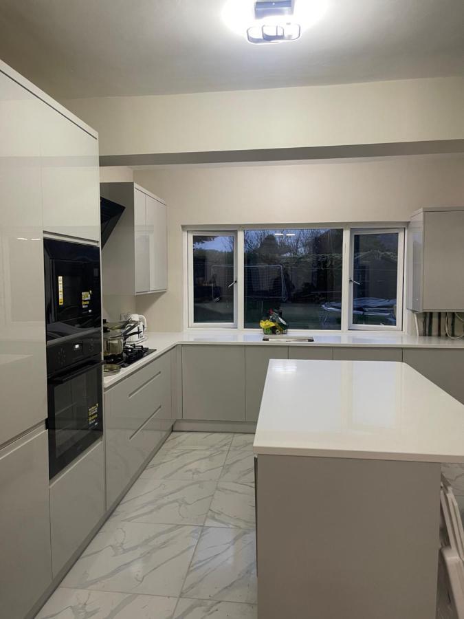 One Bedroom In Spacious Bungalow, Free Parking & Private Entrance เอดินบะระ ภายนอก รูปภาพ